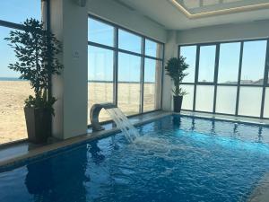 Бассейн в Mirage Beach Spa Hotel или поблизости