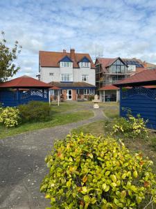 un gruppo di case con un cespuglio di fronte di Phoenix Nest a Skegness