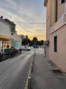 una strada con un segnale di stop sul lato di un edificio di Storia Parentina Porec Center a Poreč (Parenzo)