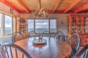 una sala da pranzo con tavolo e sedie in legno di New Cozy Private Chalet Incredible Mountain Views! a Windham