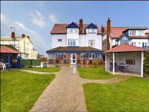 una grande casa con un cortile di fronte di Phoenix Nest a Skegness