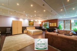 A seating area at Hotel Ego - Free Parking - Top Central Location