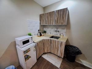 una piccola cucina con forno a microonde e frigorifero di استوديو ريفي تنومة a Tanomah Altre 4 foto