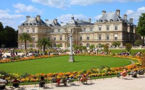 a large building with a green lawn in front of it at Studio indépendant 27 m2 Jardin du Luxembourg in Paris
