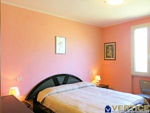 a bedroom with an orange wall with a bed at AUGUSTY - Fondi Vertice Houses in Lido Di Fondi