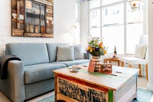 a living room with a couch and a coffee table at Altstadtapartment- Historischer Charme trifft modernen Komfort zentral & gemütlich mit Parkplatz! in Niederdorla
