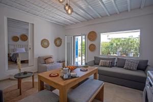 un soggiorno con un divano e un tavolo di Villa Iliana 1 & 2 w shared Pool, Ornos, Mykonos a Ornos
