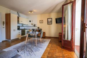 Köök või kööginurk majutusasutuses La Fabbrichetta Leonardolake