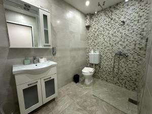 Koupelna v ubytování Guesthouse Apartments + 37 fotografií