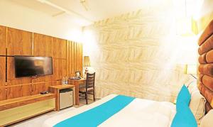 TV a/nebo společenská místnost v ubytování FabHotel Ronald Inn + 17 fotografií