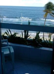 - Balcón con silla y vistas al océano en Bahia Flat Vista Mar 202, en Salvador
