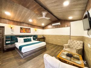 Postel nebo postele na pokoji v ubytování Anandvan Jungle Resort by Dev Group of Hotels