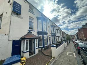 een blauw-wit gebouw aan de straatkant bij Granby Hotel in Scarborough