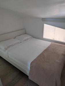 Cosmic Villa in Rosa Marina - Stellar Elegance Overlooking the Seaにあるベッド