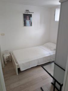 Cosmic Villa in Rosa Marina - Stellar Elegance Overlooking the Seaにあるベッド +18枚の写真