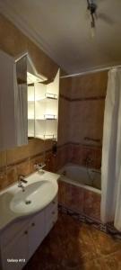 ein Badezimmer mit Waschbecken und Badewanne in der Unterkunft Favorite apartment in Hévíz + 30 Fotos