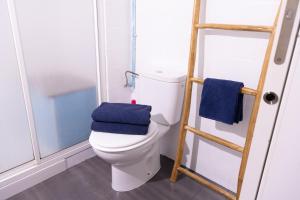 Et badeværelse på Avenida Principal muy cerca de la playa - By Aloha Palma + 12 billeder