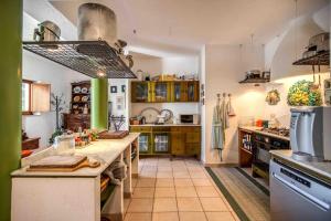 Køkken eller tekøkken på Villa Circeo, con piscina e scesa al mare