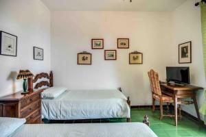 Et tv og/eller underholdning på Villa Circeo, con piscina e scesa al mare