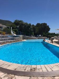 Swimmingpoolen hos eller tæt på Villa Circeo, con piscina e scesa al mare