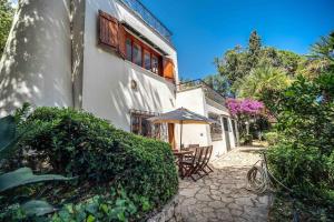 En have udenfor Villa Circeo, con piscina e scesa al mare