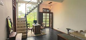 a room with a desk with a computer in it at Edgefield Escapes in Polgasowita