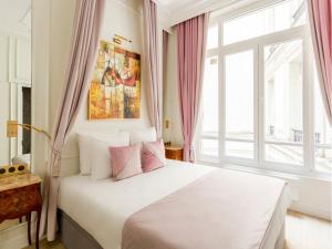 Posteľ alebo postele v izbe v ubytovaní Merveil - Luxury Suite - Louvre - Marcel III