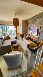 sala de estar amplia con sofá y bañera en Shore of Sapanca Lake Çatı Villa Lakehouse, en Kartepe 117 fotos más