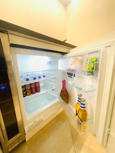 un réfrigérateur ouvert rempli de beaucoup de nourriture et de boissons dans l'établissement B&B Rival room e suite, à Andria 10 autres photos