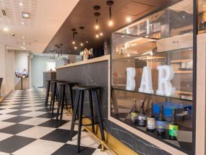 Lounge nebo bar v ubytování ibis Lyon Est Bron