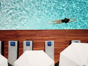 Bazén v ubytování Novotel Athens nebo v jeho okolí