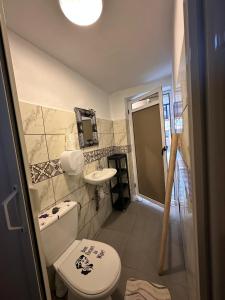ein Badezimmer mit Toilette und Waschbecken in der Unterkunft Yousurf Surf House in Essaouira