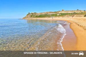 a beach with the ocean and the shoreline at Garibaldi Central APT in Santa Ninfa