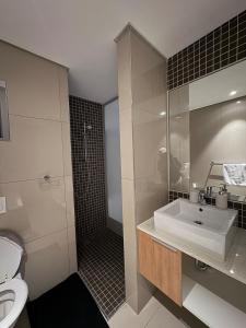 Ένα μπάνιο στο DeepSpace Apartments-2 at Freedom Plaza, Windhoek +39 φωτογραφίες
