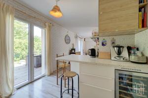 Kuchyň nebo kuchyňský kout v ubytování L'Érudit - Maison avec jardin - 9 V - Parking + 32 fotografií