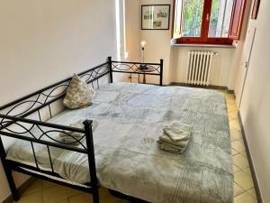 a bedroom with a bed with two towels on it at La terrazza di Andrea in Bolsena