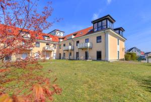 una gran casa blanca con techo naranja en Peenemünde, Seglerhafen_SB_Slup 12 15, en Peenemünde