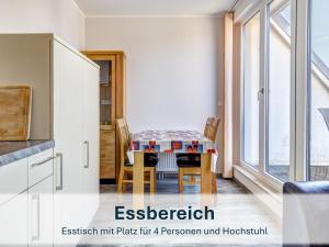 a kitchen with a table with chairs and a window at Peenemünde, Seglerhafen_ST_Bilander 13 14 in Peenemünde