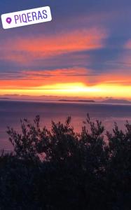 a view of a sunset over the ocean at Vila Mema 2 in Piqeras