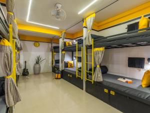 The Hosteller Fort Kochi, Ocean Edge的电视和/或娱乐中心