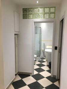 トリノにあるAppartamento fronte Molinette Ospedaleのトイレと洗面台付きのバスルーム
