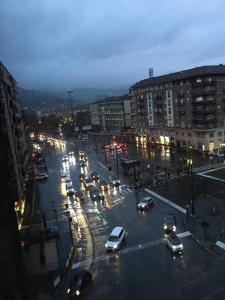 トリノにあるAppartamento fronte Molinette Ospedaleの車の通る夜の賑やかな街道