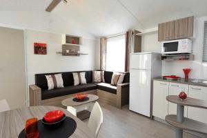 Η κουζίνα ή μικρή κουζίνα στο Camping 5 étoiles - Parc aquatique - eeiacb