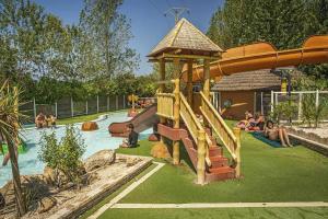 Herní místnost nebo prostor pro děti v ubytování Camping 4 étoiles - Parc aquatique - eeiagh
