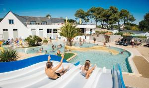 een groep mensen op een waterglijbaan in een resort bij Camping 5 étoiles - Parc aquatique - eeiaid in Pénestin +19 foto's