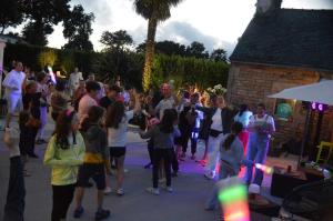 un grupo de personas bailando delante de una fiesta en Camping 3 étoiles - Parc aquatique - eeibbf, en Fouesnant 22 fotos más