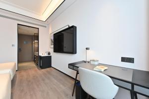 Sjónvarps- og/eða afþreyingartæki á Atour Hotel Tianjin Xiqing North Avenue