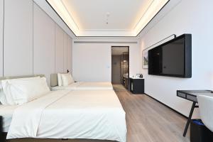 Sjónvarps- og/eða afþreyingartæki á Atour Hotel Tianjin Xiqing North Avenue