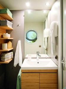 Koupelna v ubytování Camping 4 étoiles - Piscine - eeieih