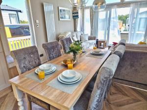 tavolo da pranzo con sedie e tavolo in legno di Lula Lodge a Scarborough